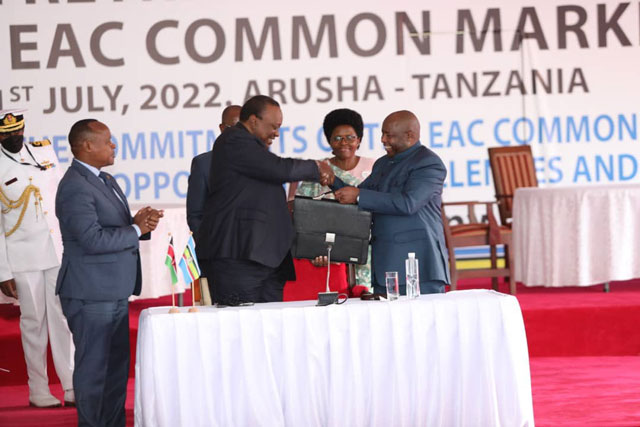 Uhuru Kenyatta hands over EAC leadership to Burundi