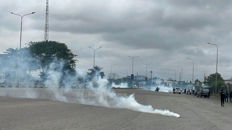 NIGERIA: Tear Gas Deployed as Protesters Clash with Police at Lekki Tollgate