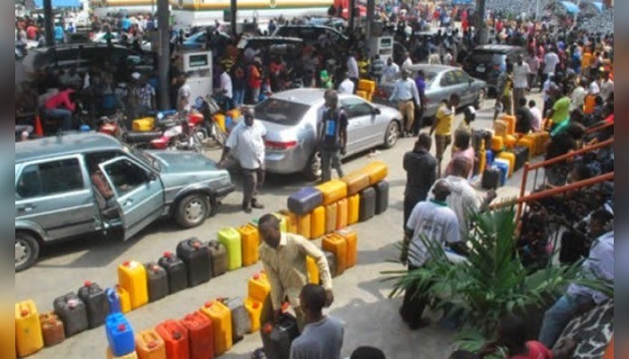 NIGERIA: Amid Fuel Scarcity, Nigerians Queue Up While Benin and Niger Enjoy Smuggled Surplus Petrol